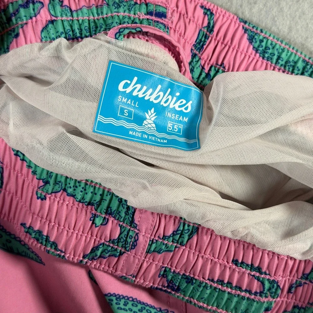 Chubbies Mens Pink Alligator Print Swim Trunks 5.5 Inseam Small ES24SW0013H